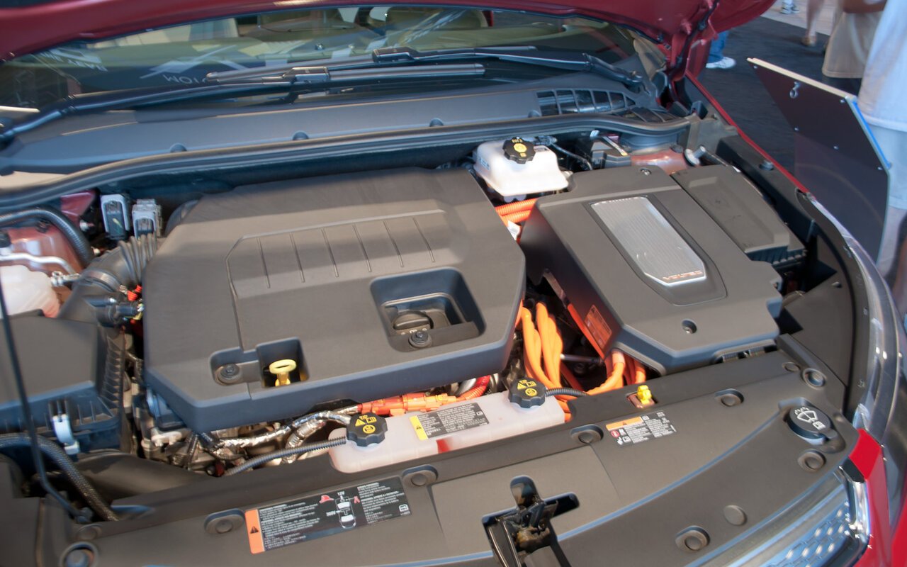 Compartiment moteur d'une Chevrolet Volt hybride rechargeable montrant le moteur et les composants