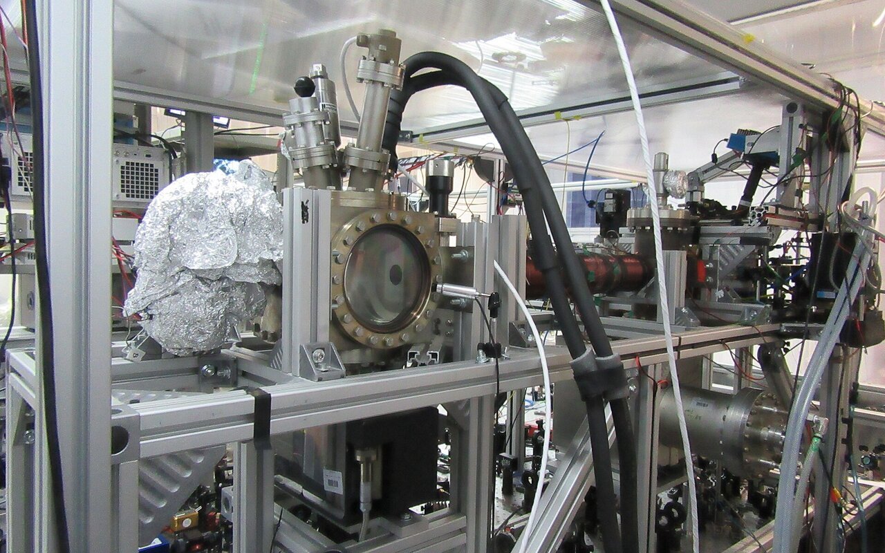 Laboratoire de physique atomique, moléculaire et optique avec équipements cryogéniques