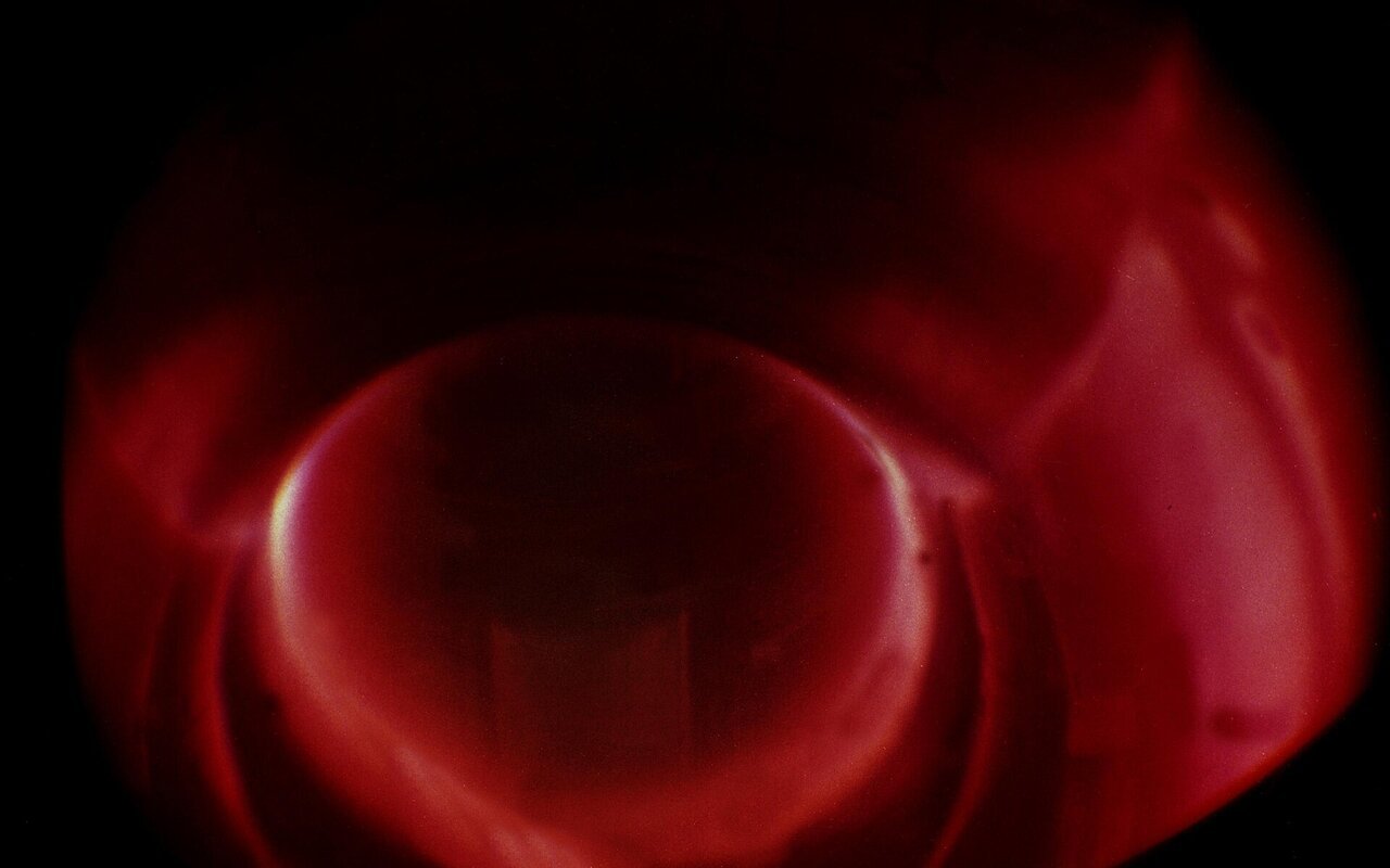 Plasma de deutérium chauffé dans un réacteur de fusion nucléaire lors d'un test opérationnel