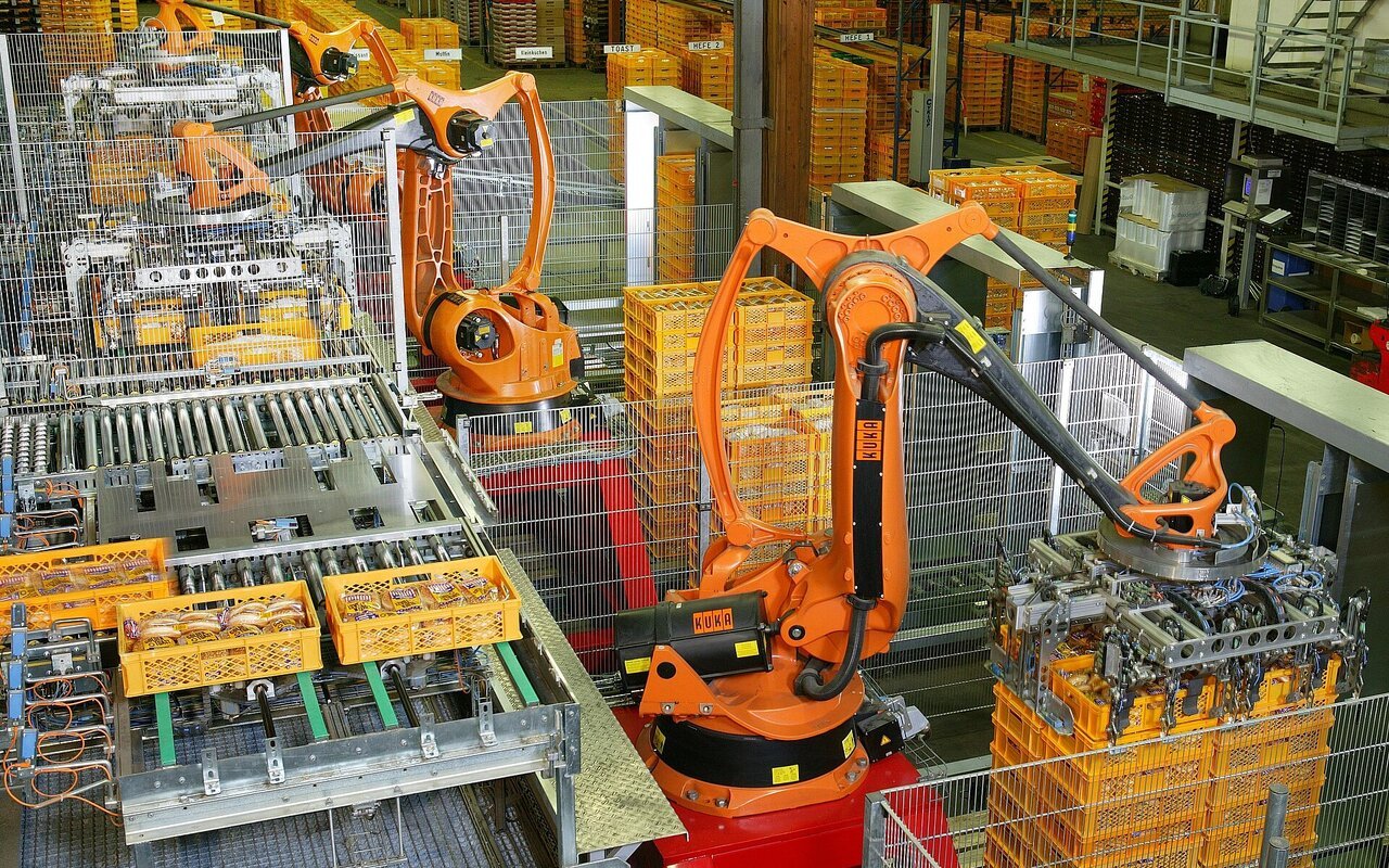 Robots industriels automatisant le palettisage de produits alimentaires en usine