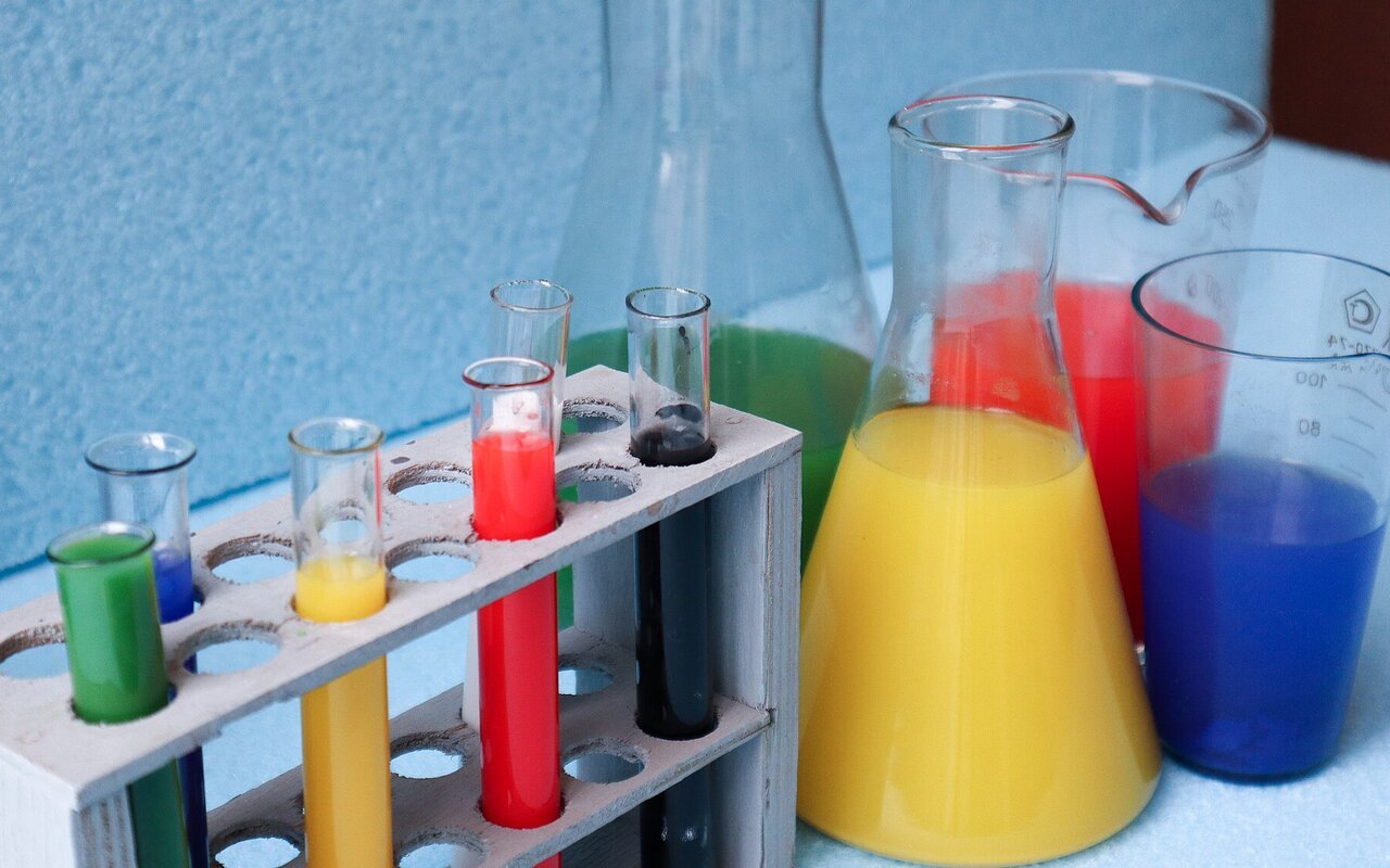 Équipement et verrerie de laboratoire avec des solutions colorées pour tester des produits chimiques