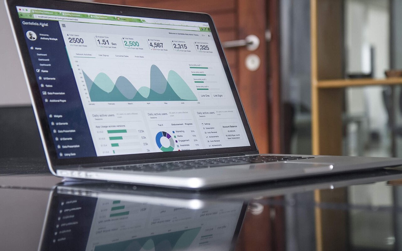 Écran d'ordinateur portable affichant des graphiques et des statistiques