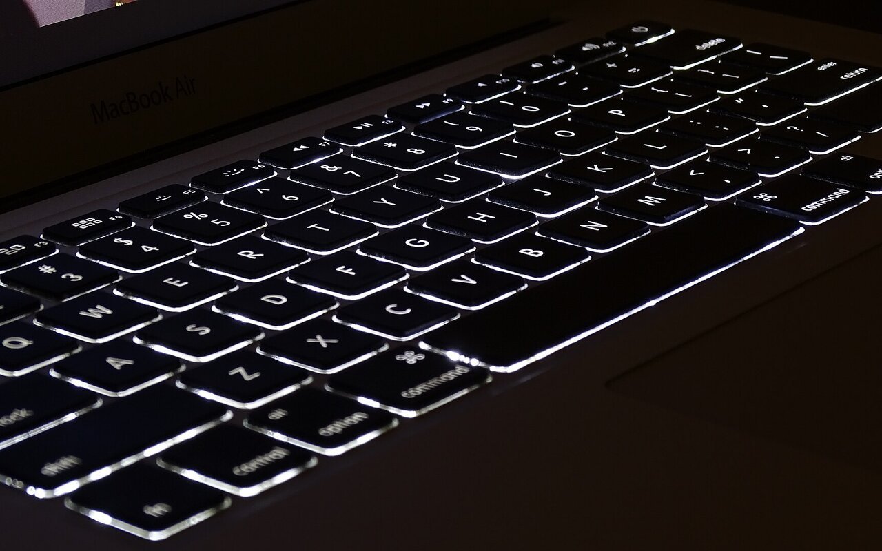 Clavier rétroéclairé d'un MacBook Air avec touches illuminées