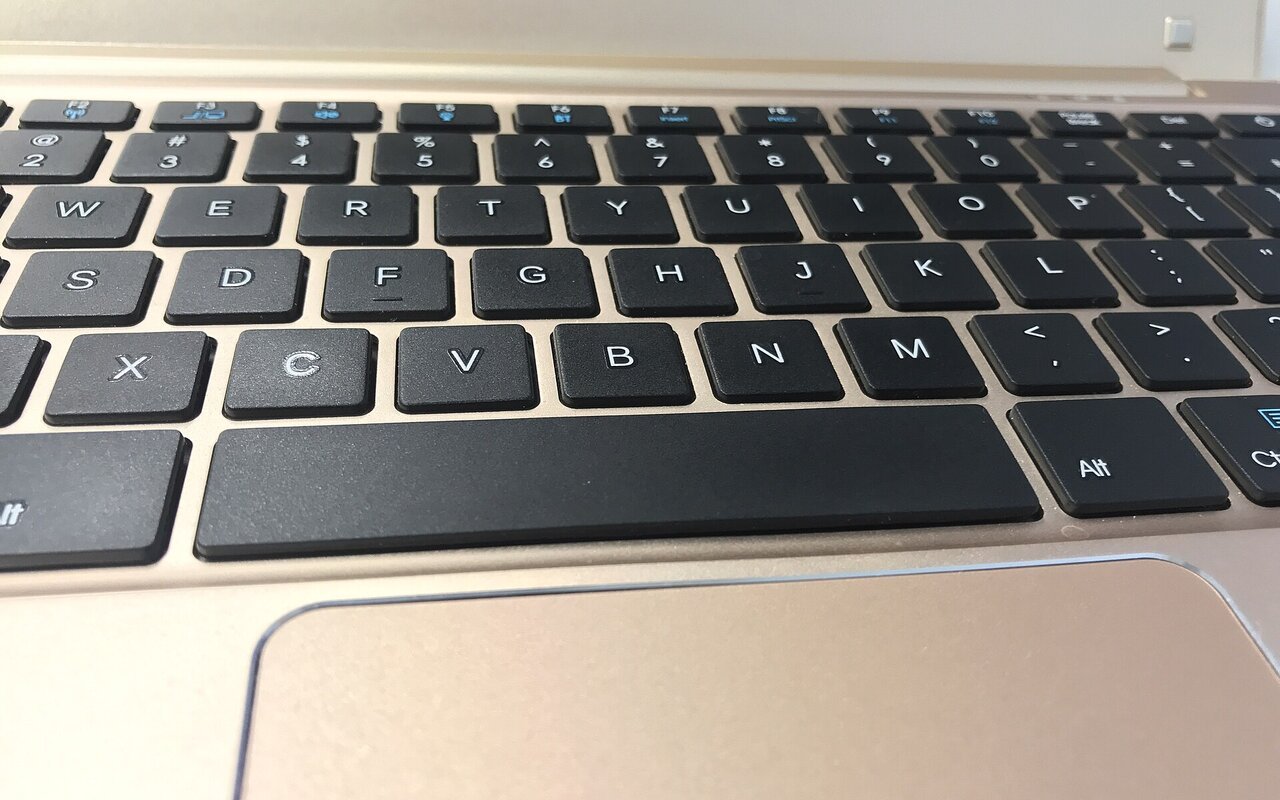 Clavier d'ordinateur portable noir et or rosé avec design premium