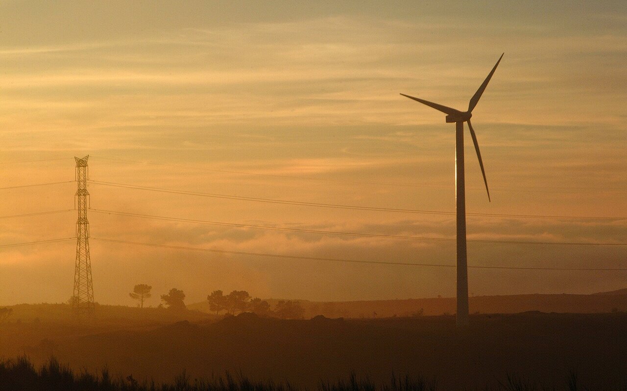 Éolienne et pylône électrique dans un parc éolien