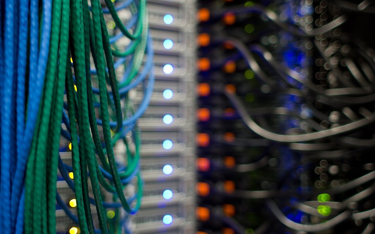Serveurs en rack dans un centre de données Wikimedia Foundation