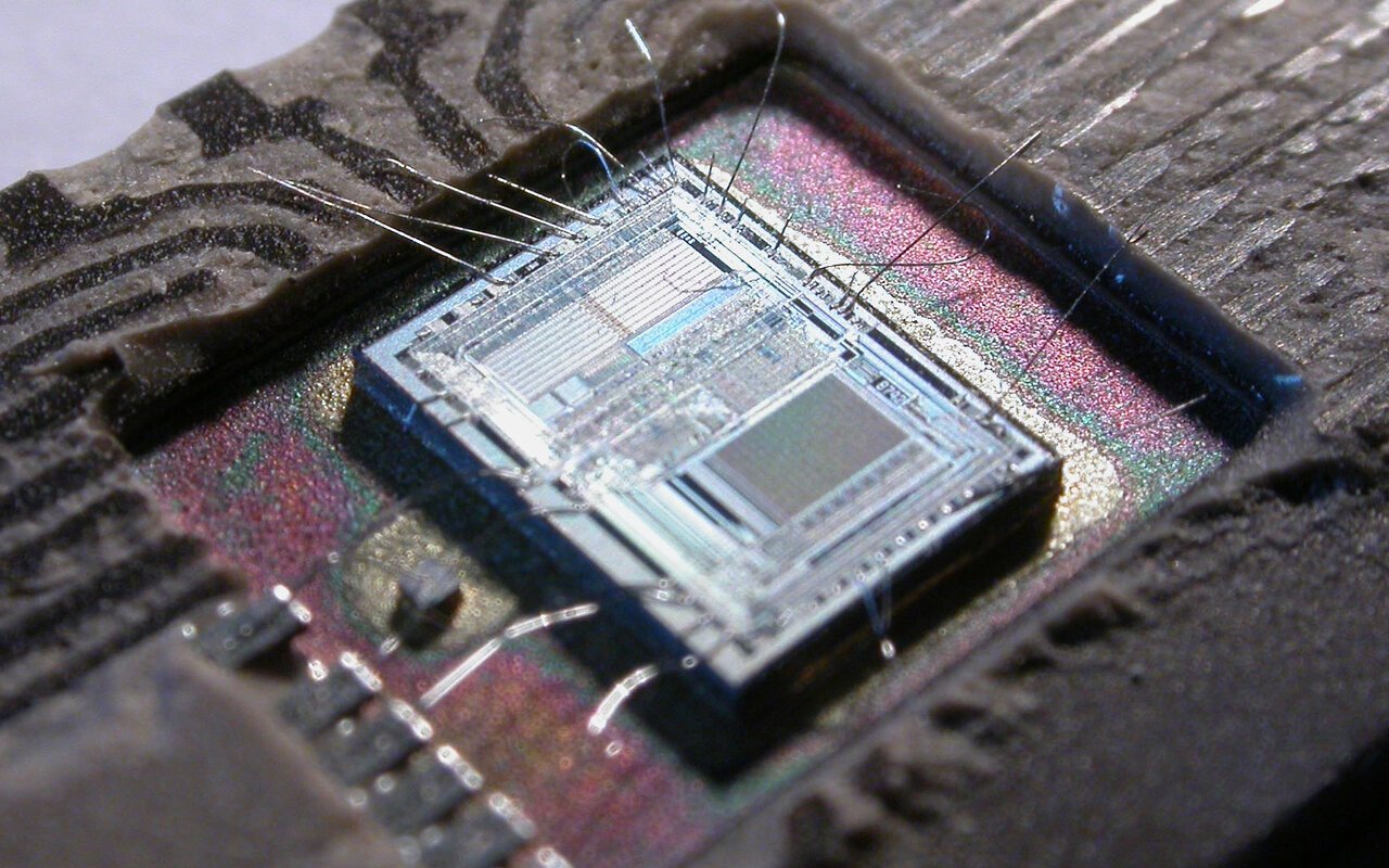 Circuit intégré Intel 8742 montrant les composants électroniques d'une puce microcontrôleur