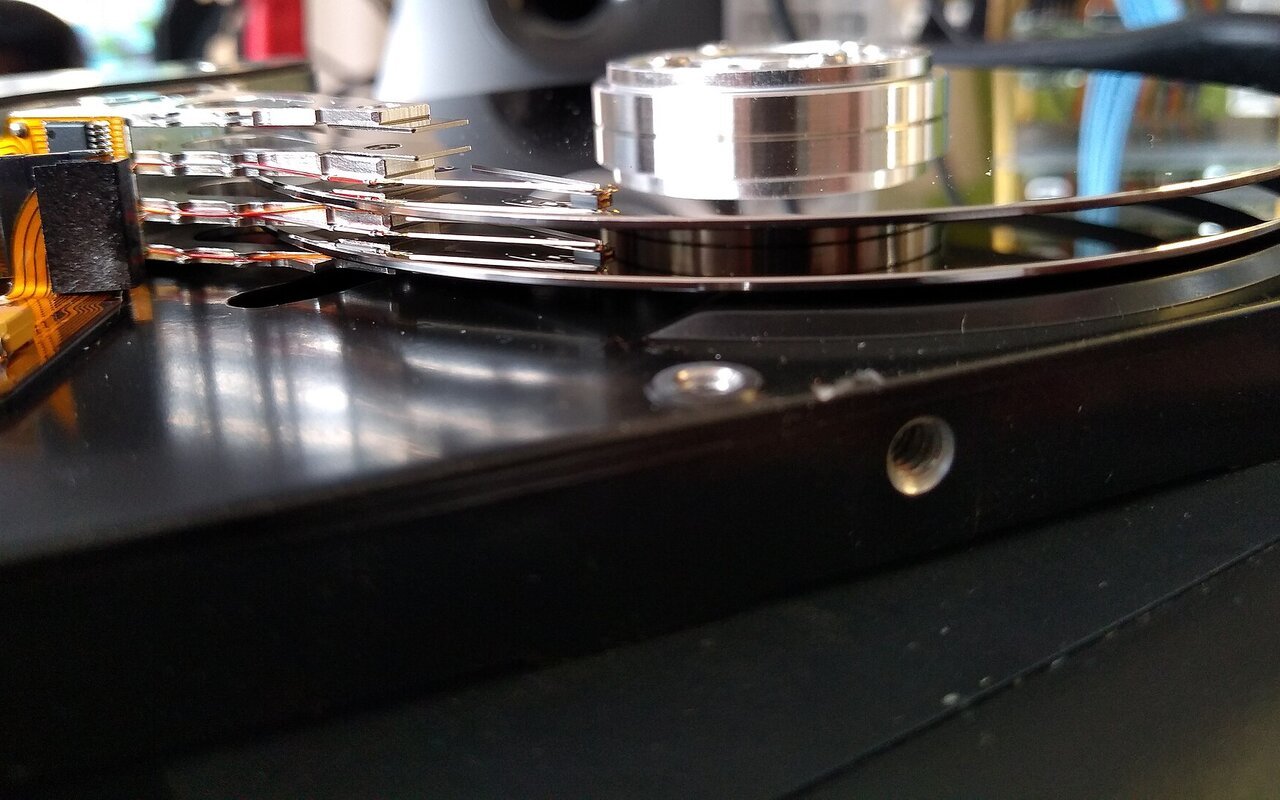 Disque dur Samsung ouvert montrant deux plateaux métalliques et quatre têtes de lecture en position fermée.