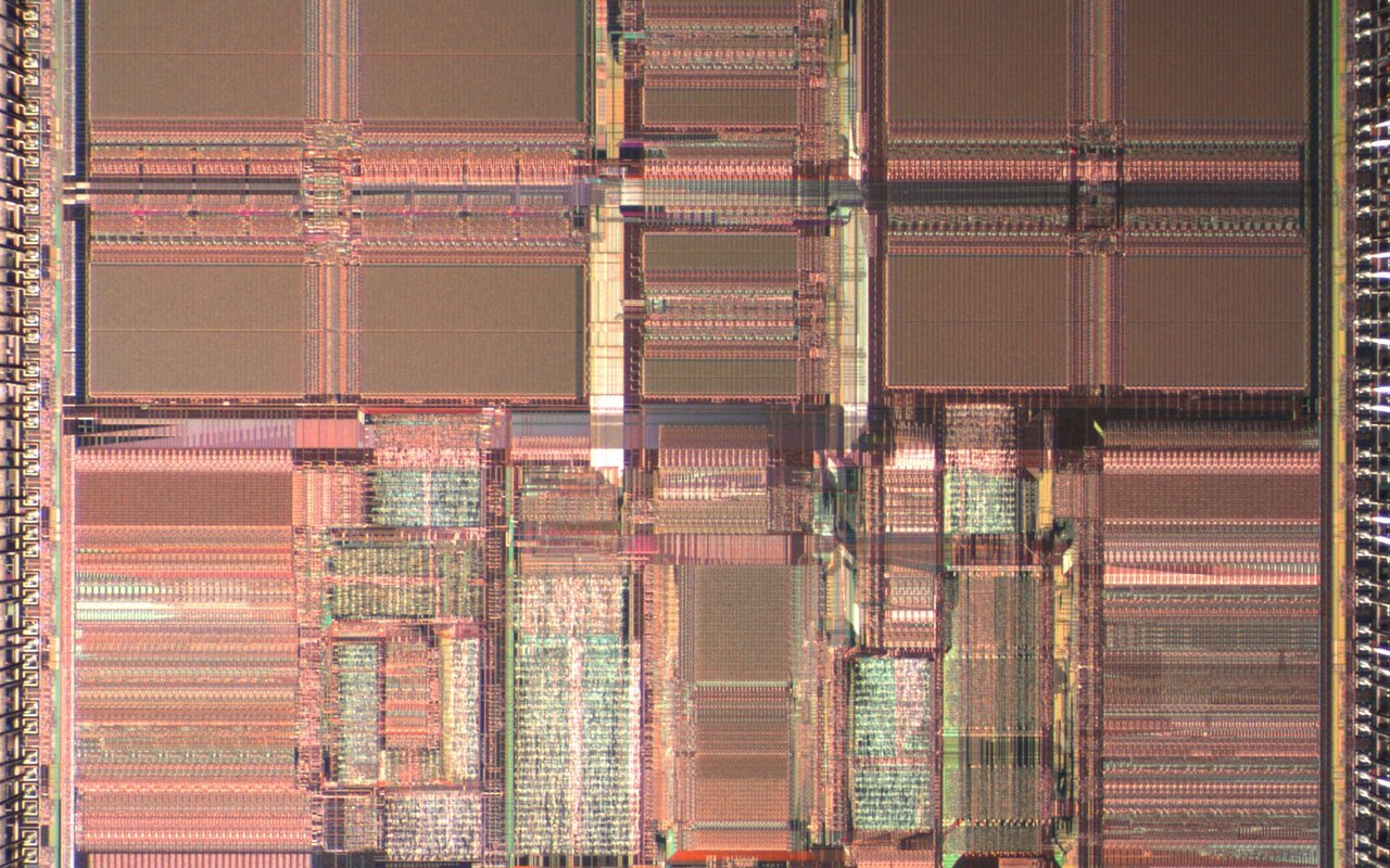Die shot d'un microprocesseur MIPS IDT R4600 montrant l'architecture interne