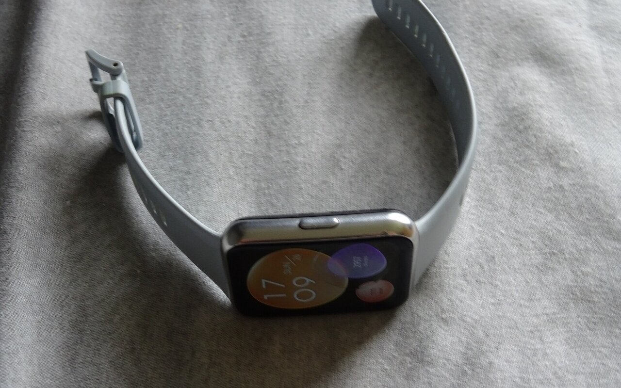 Montre connectée Huawei Fit 2 affichant l'écran et le bracelet