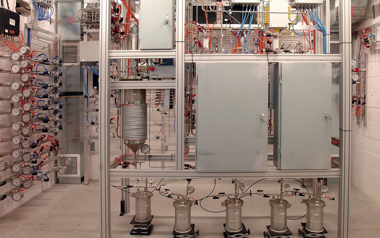 Installation de recherche en catalyse et carburants synthétiques avec équipements de laboratoire