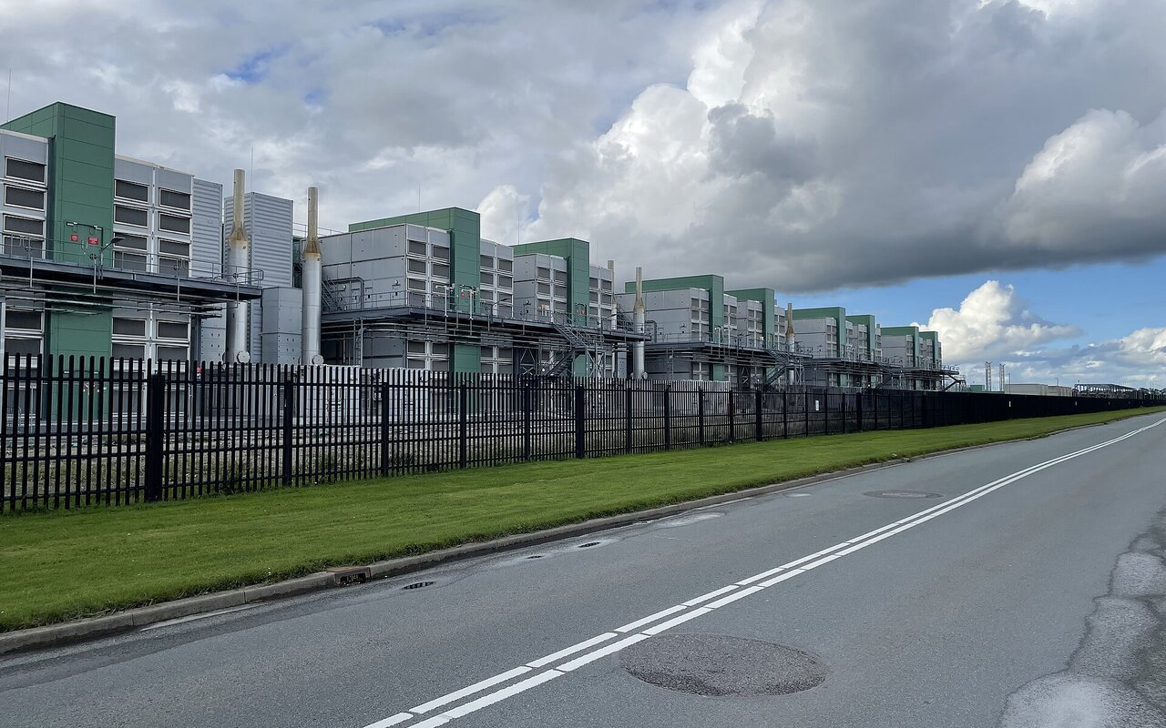 Data center Microsoft aux Pays-Bas avec serveurs et infrastructure informatique