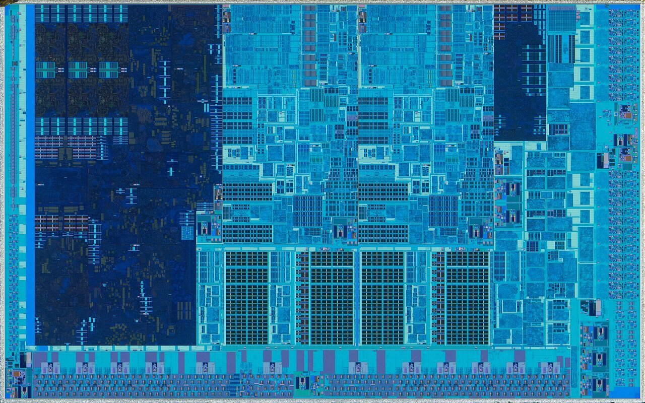 Photographie rapprochée d'une puce processeur Intel Ivy Bridge avec gravure visible
