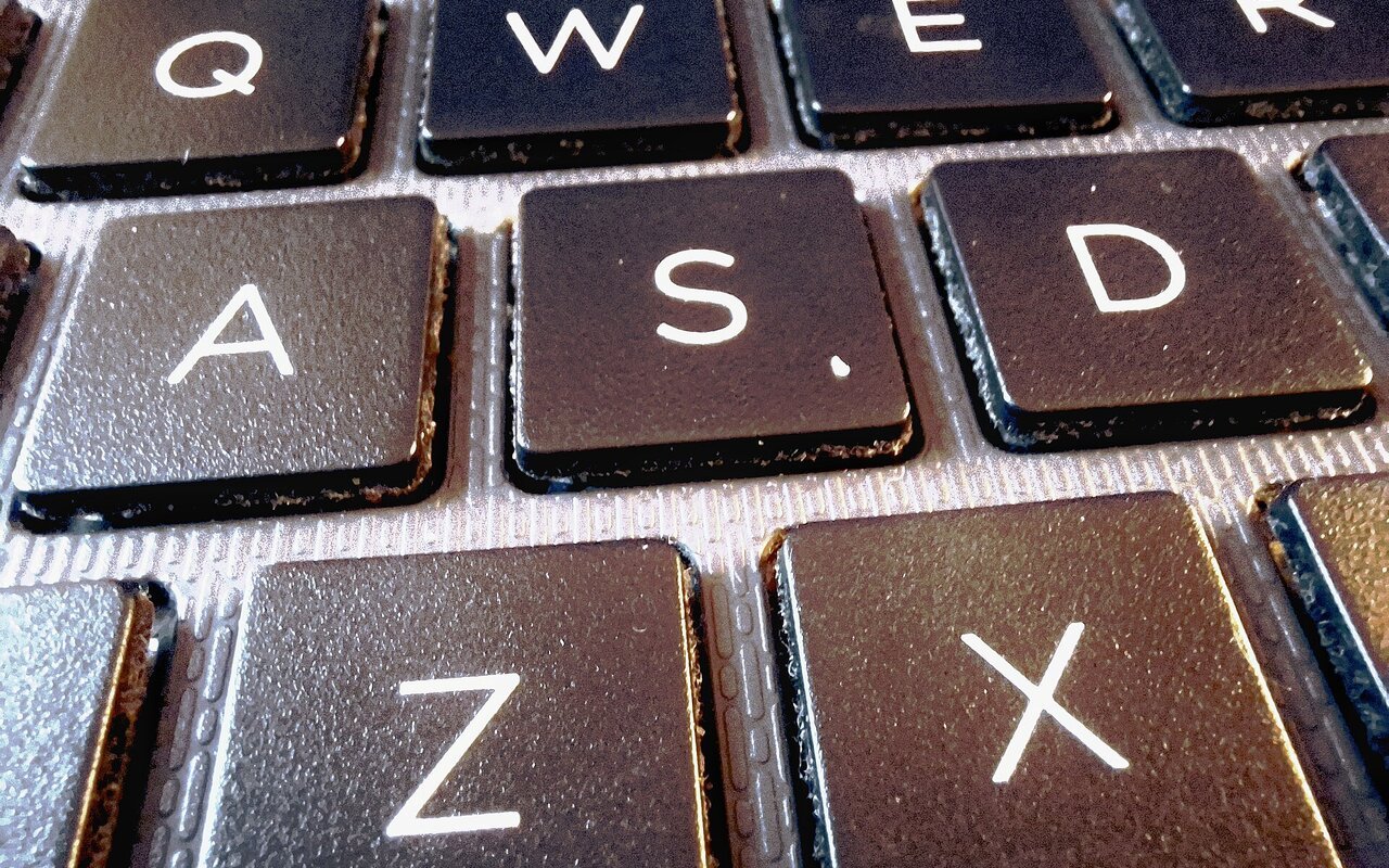 Clavier d'ordinateur portable HP 250 G7 en gros plan montrant les touches et le pavé tactile