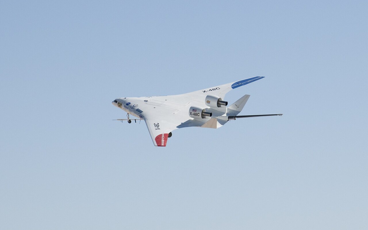 Avion X-48C Hybrid Blended Wing Body en virage pendant essai en vol