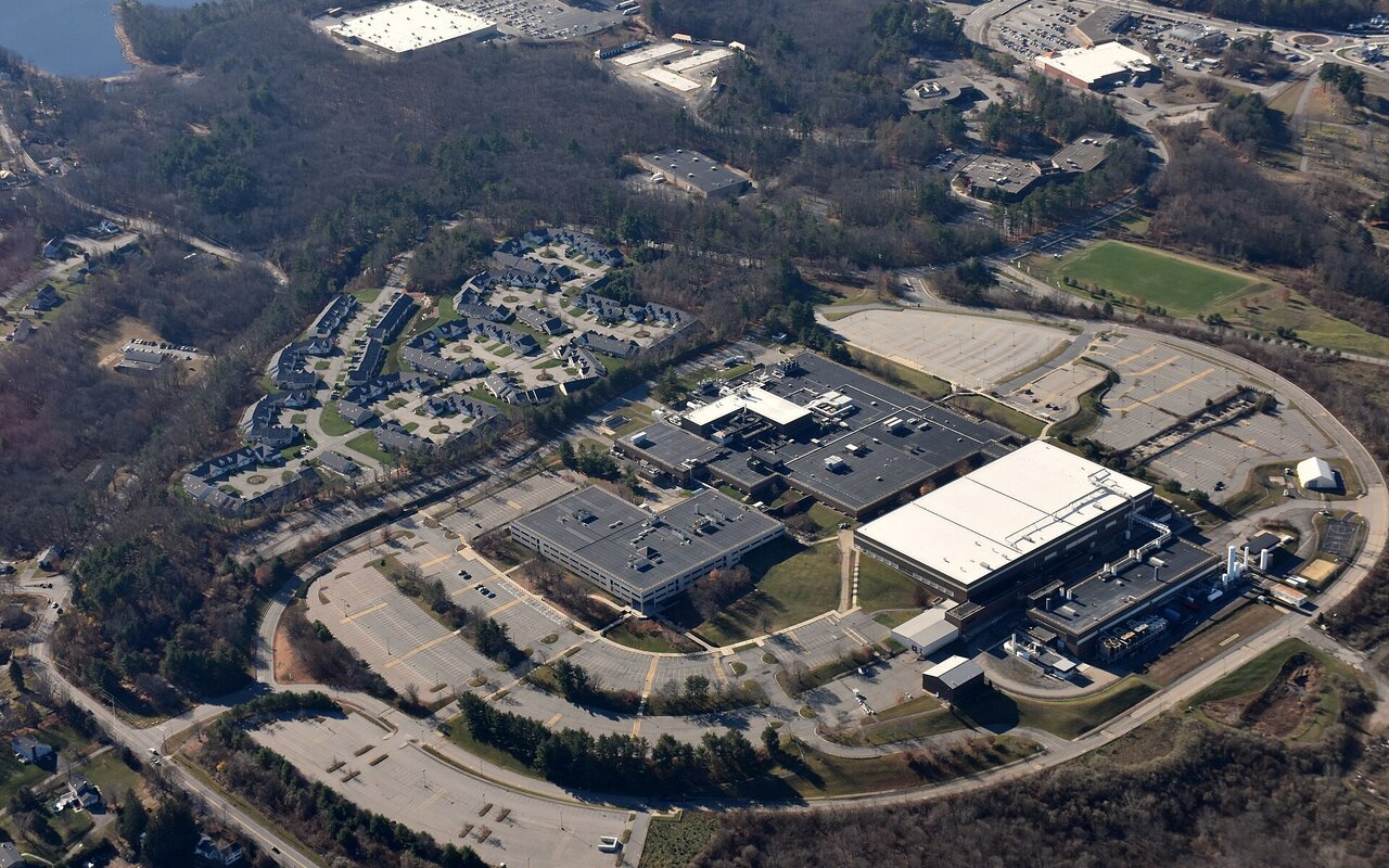 Vue aérienne d'une usine de fabrication de microprocesseurs Intel à Hudson, Massachusetts