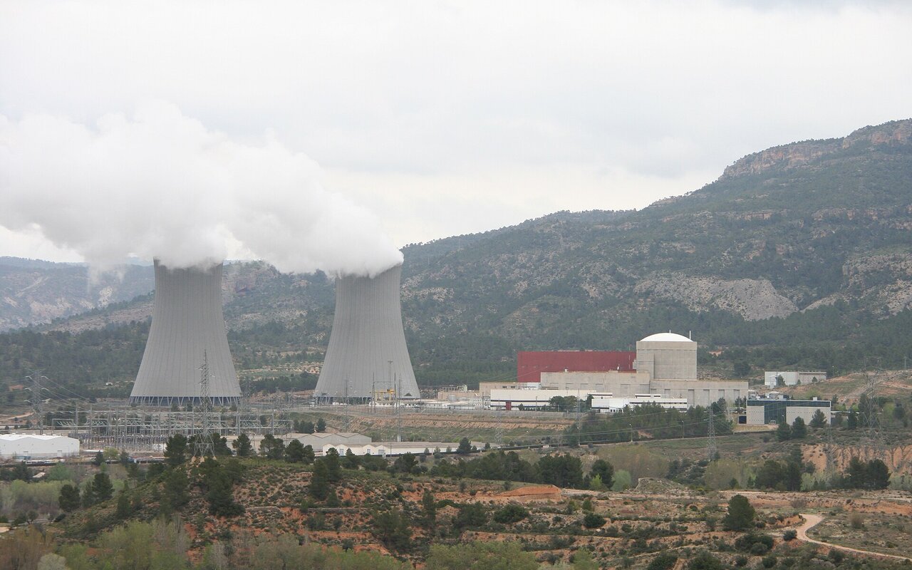 Vue générale d'une centrale nucléaire avec ses bâtiments et tours de refroidissement caractéristiques