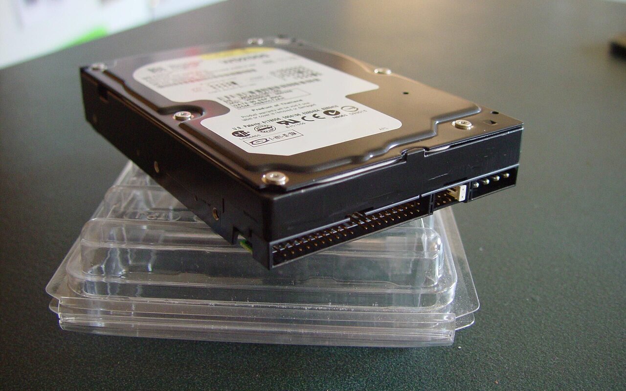 Disque dur Western Digital 200 Go 7200 rpm de couleur noire vue de dessus
