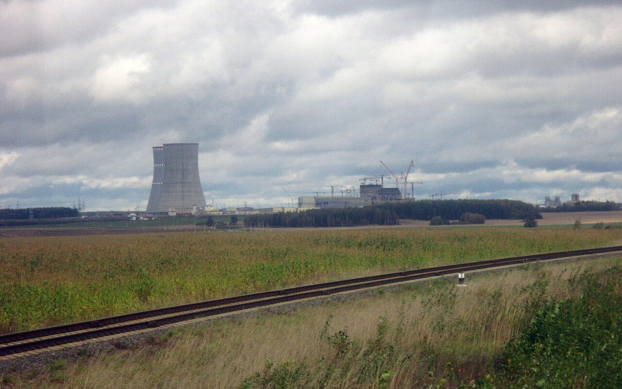 Construction d'une centrale nucléaire avec structures de béton et équipements industriels