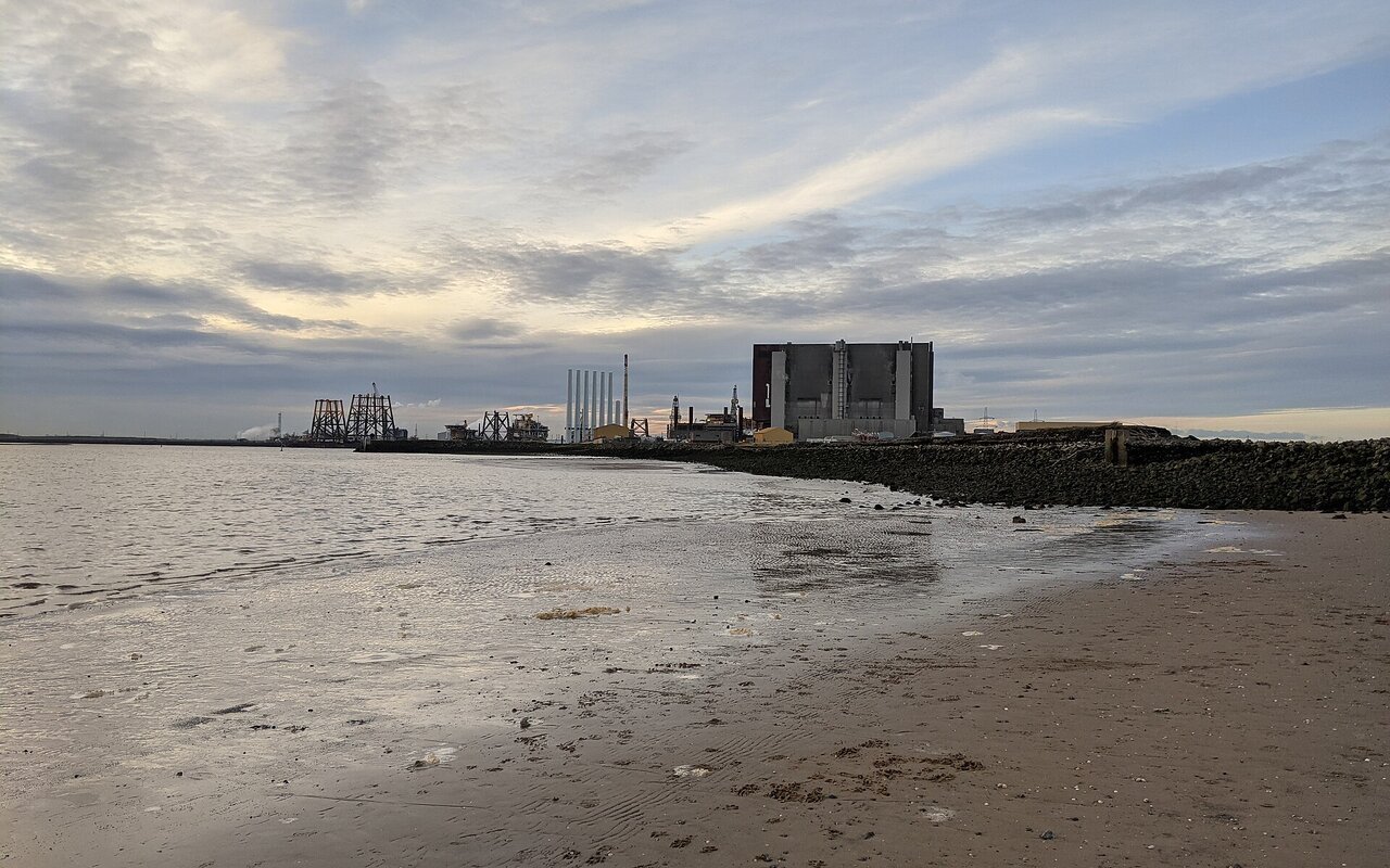 Réacteur nucléaire de Hartlepool vu de la plage avec ses deux dômes de confinement caractéristiques