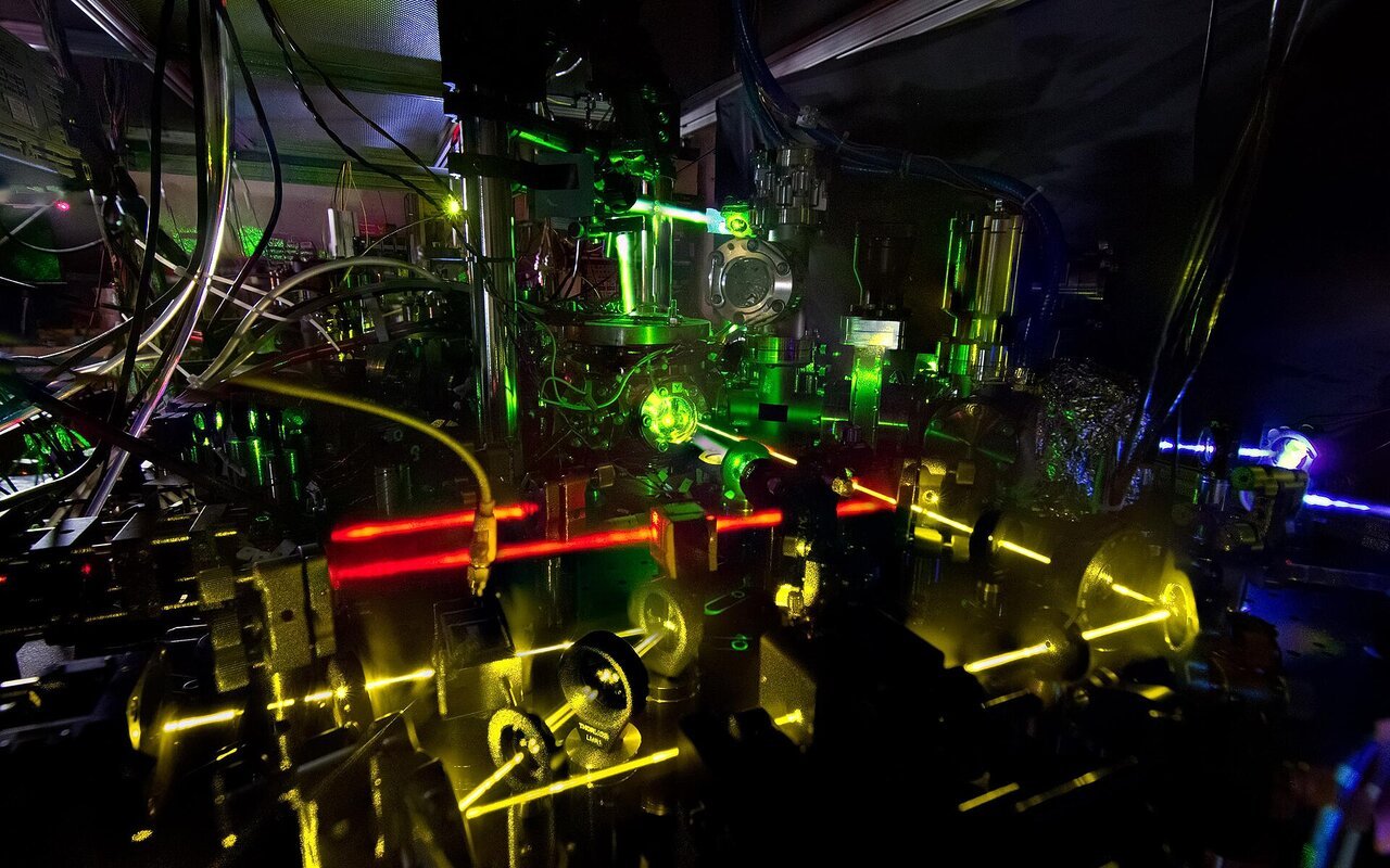 Horloge atomique à réseau d'ytterbium couplant deux horloges