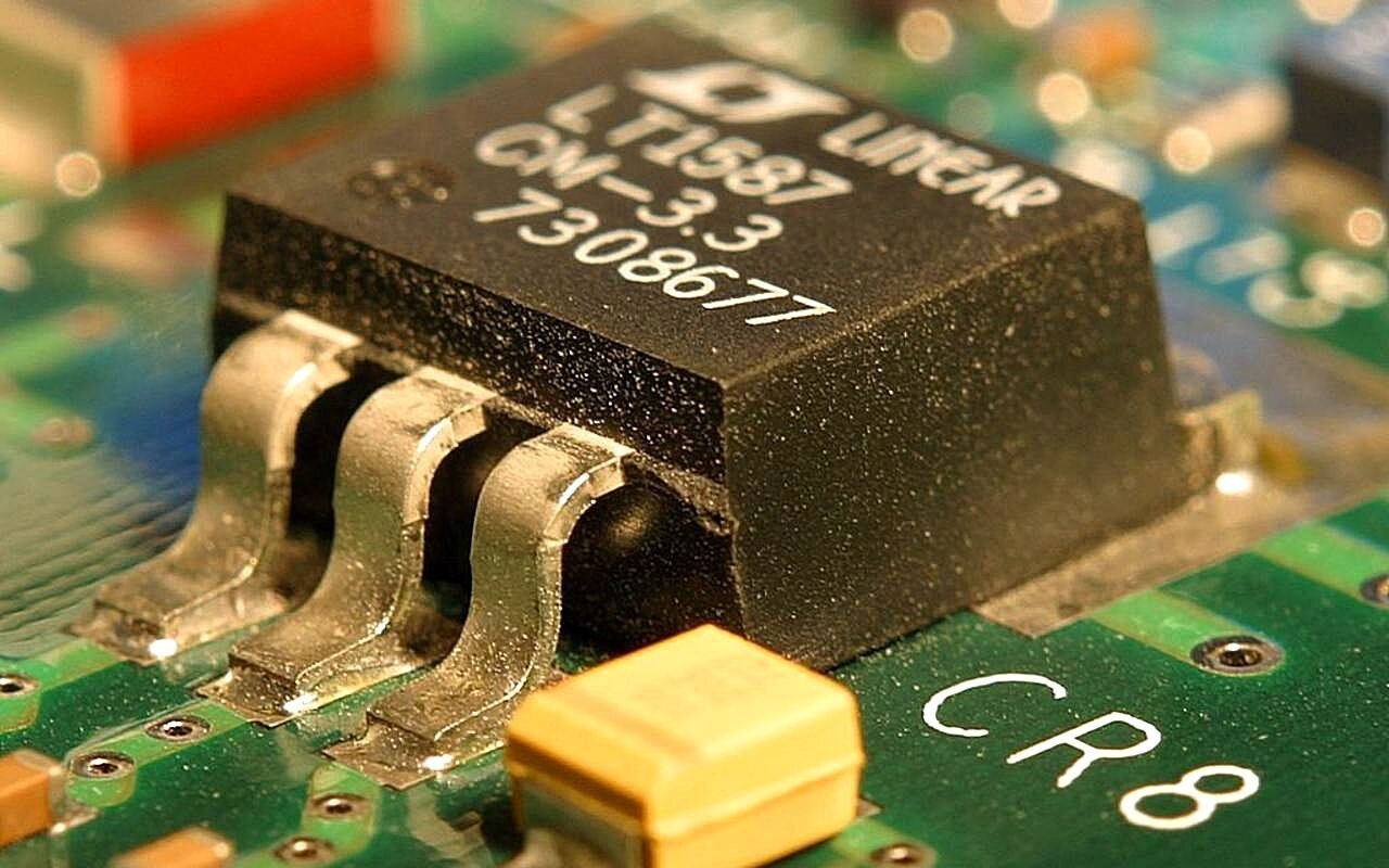 Détail de puces informatiques et circuits sur carte mère