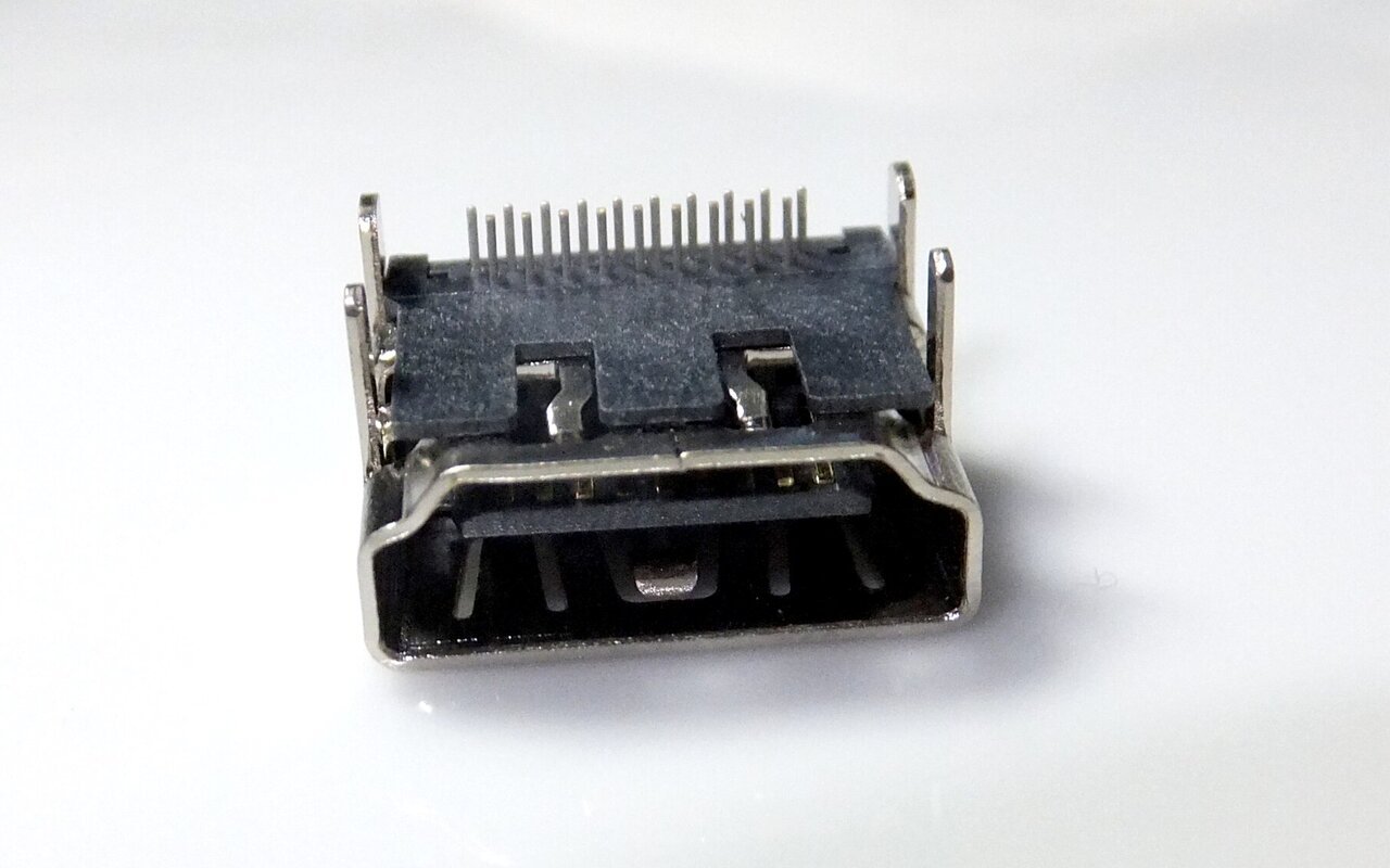 Connecteur HDMI neuf avec broches dorées, prêt à être soudé sur une carte électronique