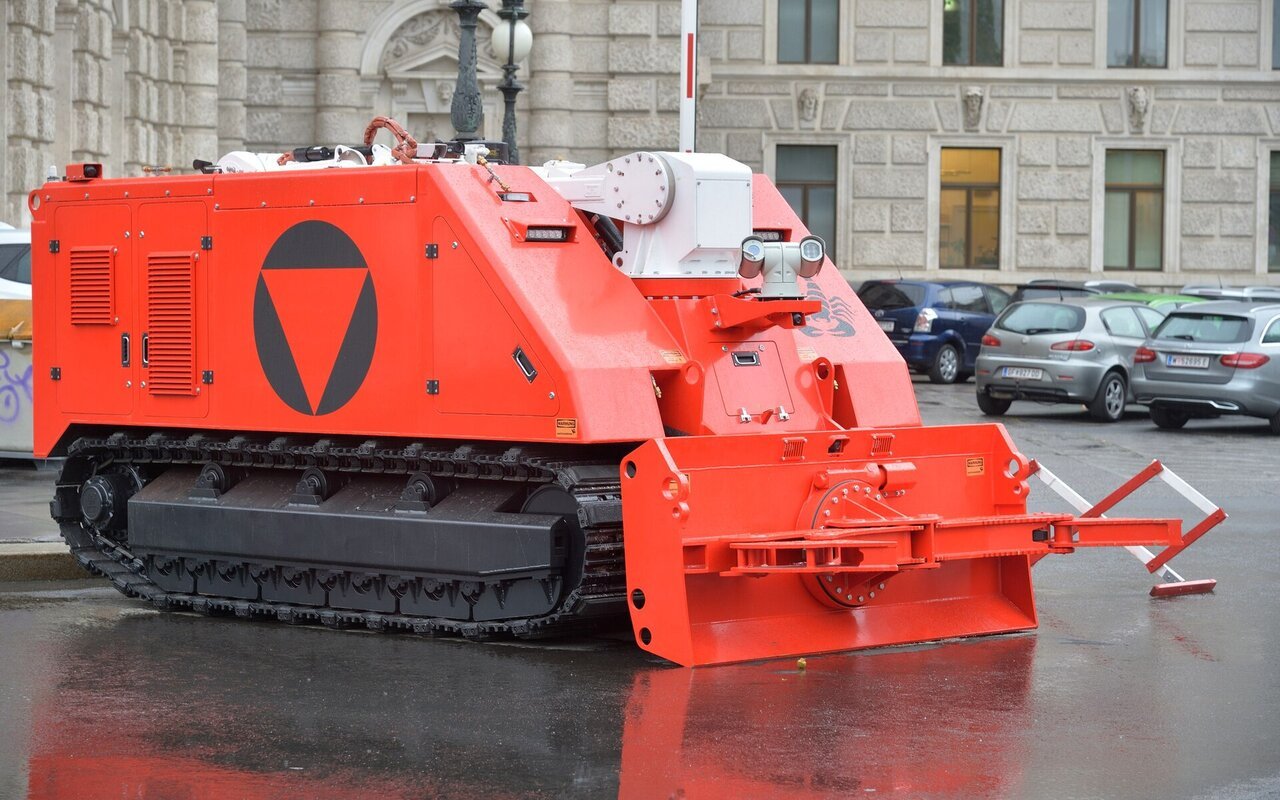 Robot de lutte contre les incendies DOK-ING MVF-5 TUSK de l'armée autrichienne