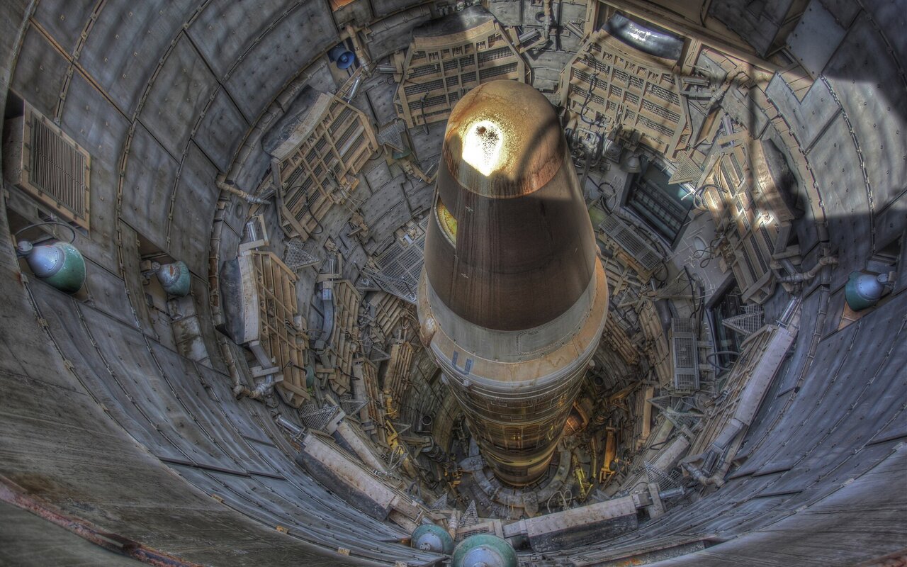 Missile balistique intercontinental Titan II pointé vers le ciel, exposé au musée en Arizona
