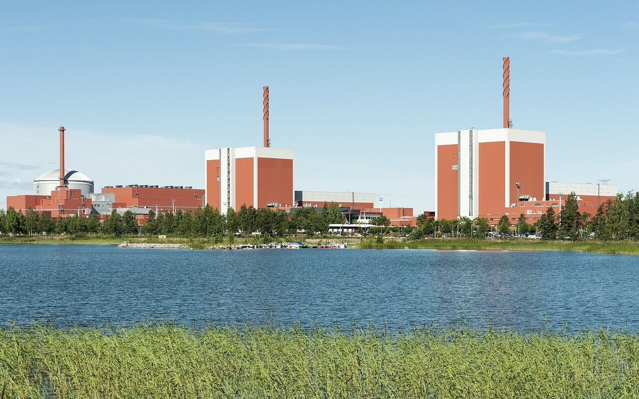 Centrale nucléaire d'Olkiluoto avec ses trois réacteurs et structures caractéristiques en Finlande