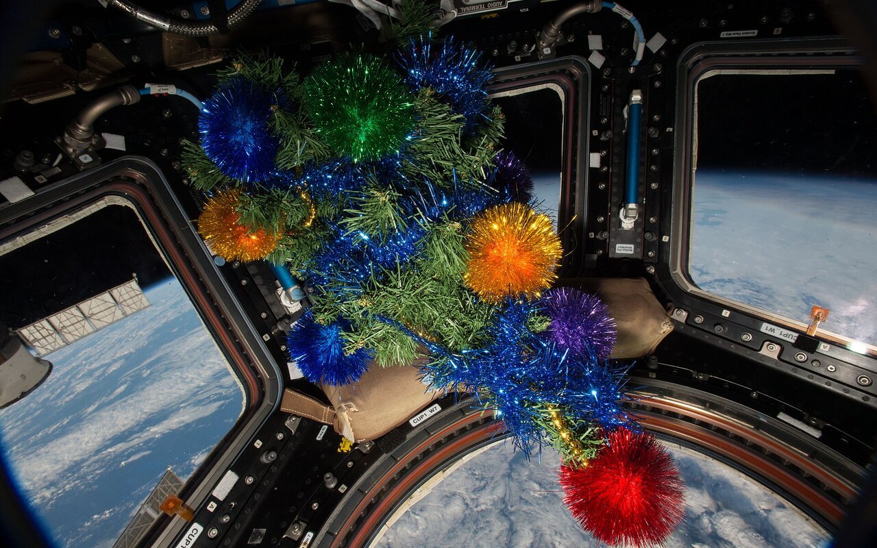 Module Cupola de la Station spatiale internationale avec ses fenêtres panoramiques offrant une vue à 360 degrés