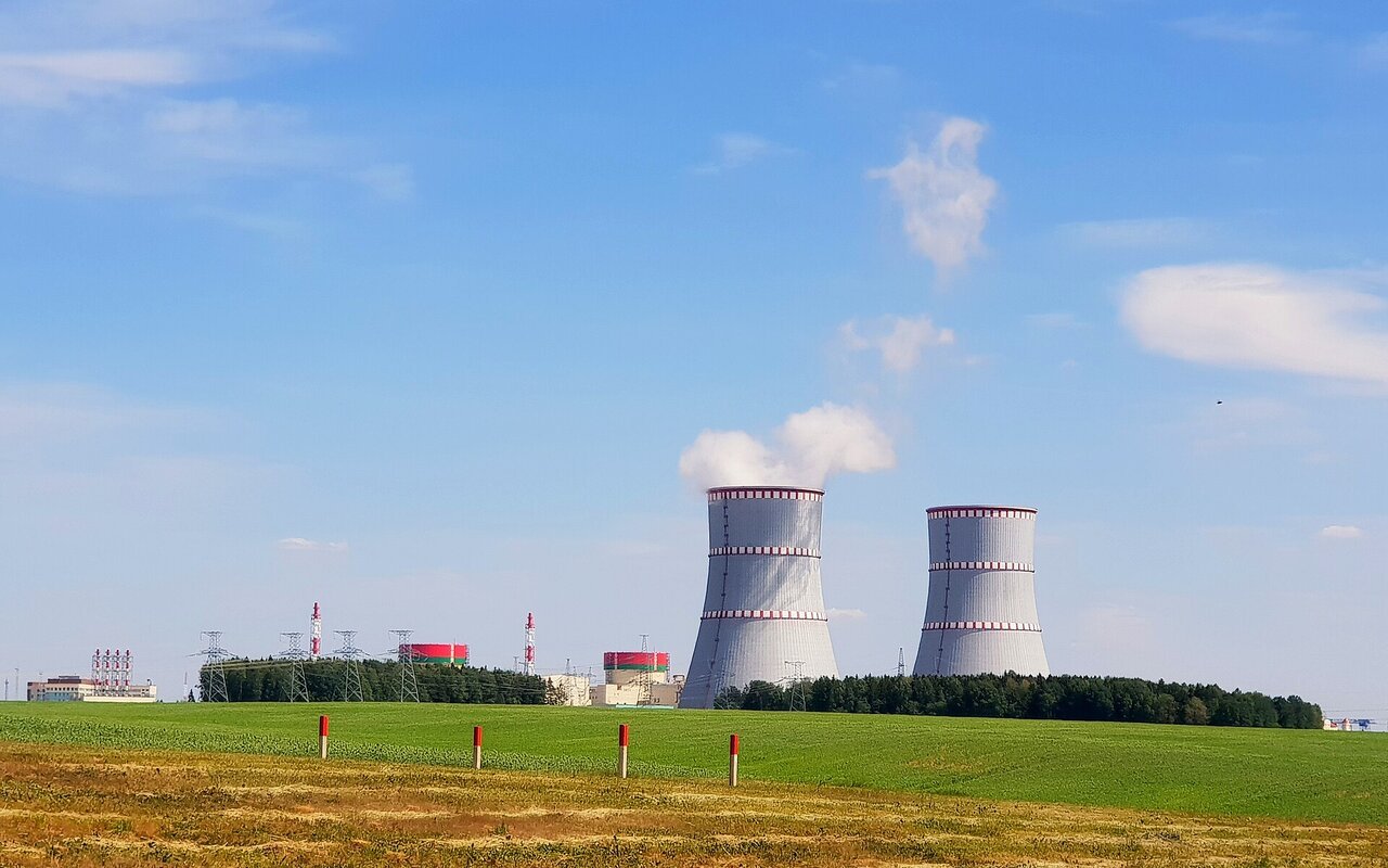 Centrale nucléaire d'Astravets en Biélorussie avec ses bâtiments et tours de refroidissement caractéristiques
