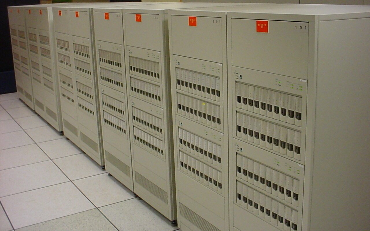 Système de stockage NCR Teradata Worldmark 5100 avec racks de calcul pour Walmart