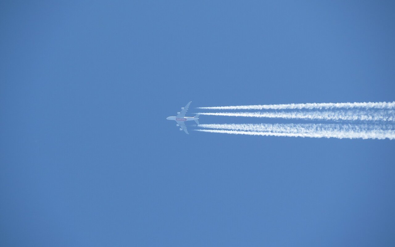 Airbus A380 en vol au-dessus d'une région montagneuse autrichienne