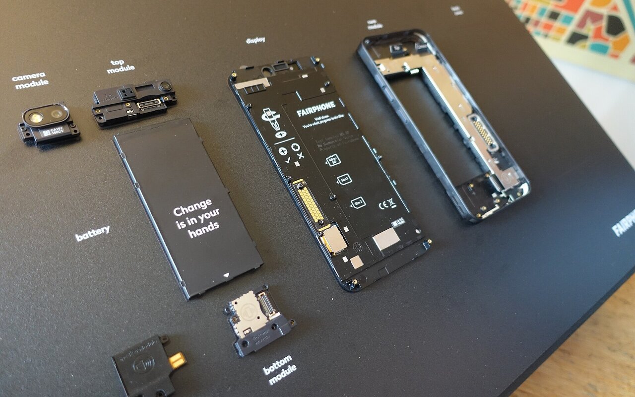 Modules du smartphone réparable Fairphone 3 exposés sur un présentoir lors de son lancement à Amsterdam