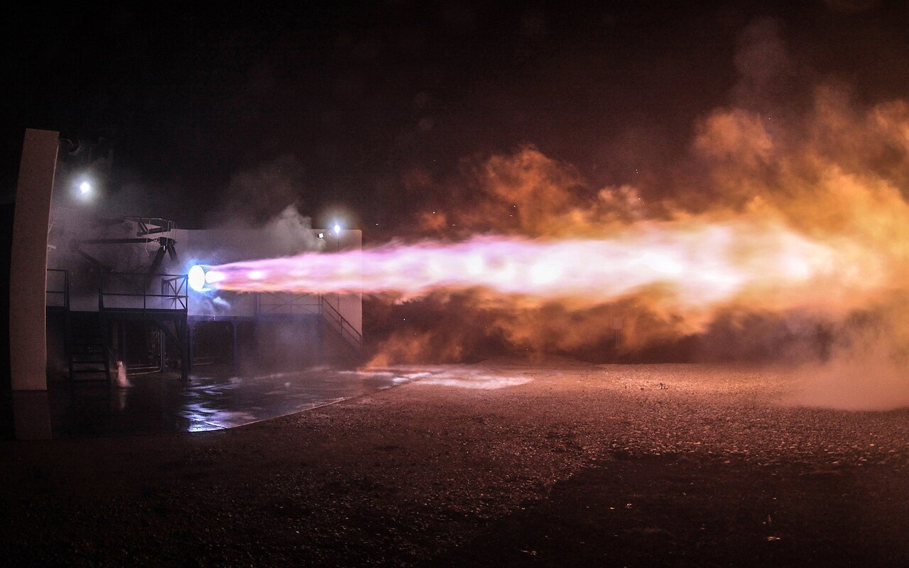 Moteur Raptor de SpaceX en test de tir horizontal avec flamme violette-orange