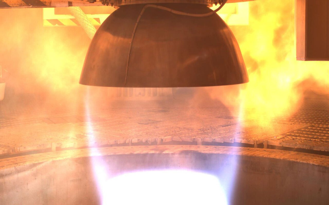 Moteur de fusée à carburant liquide méthane-oxygène lors d'un test