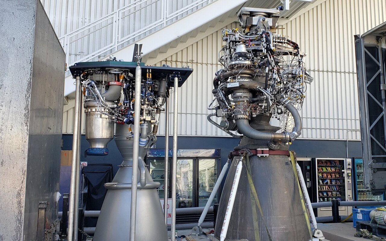 Moteur SpaceX Merlin et moteur Raptor au niveau de la mer côte à côte
