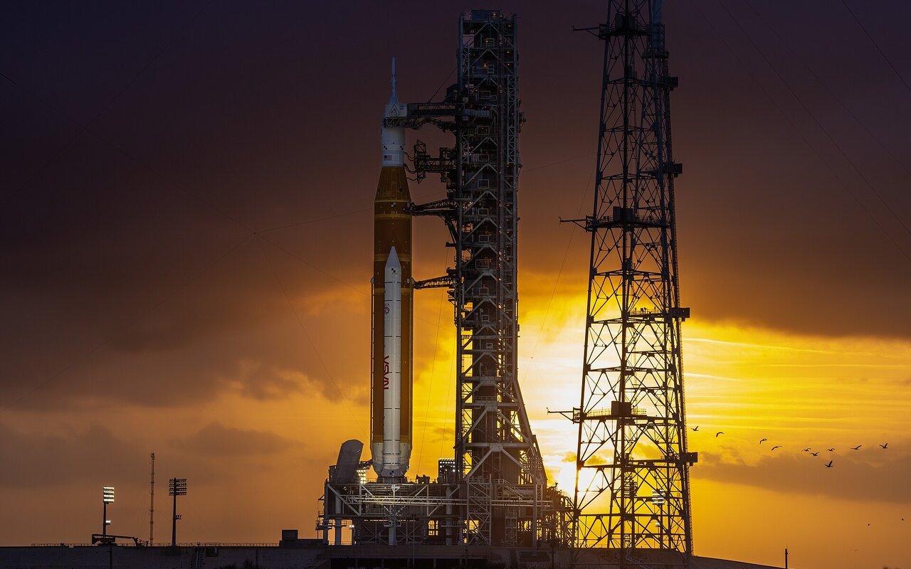 Fusée SLS et vaisseau Orion au coucher de soleil sur le pas de tir 39B