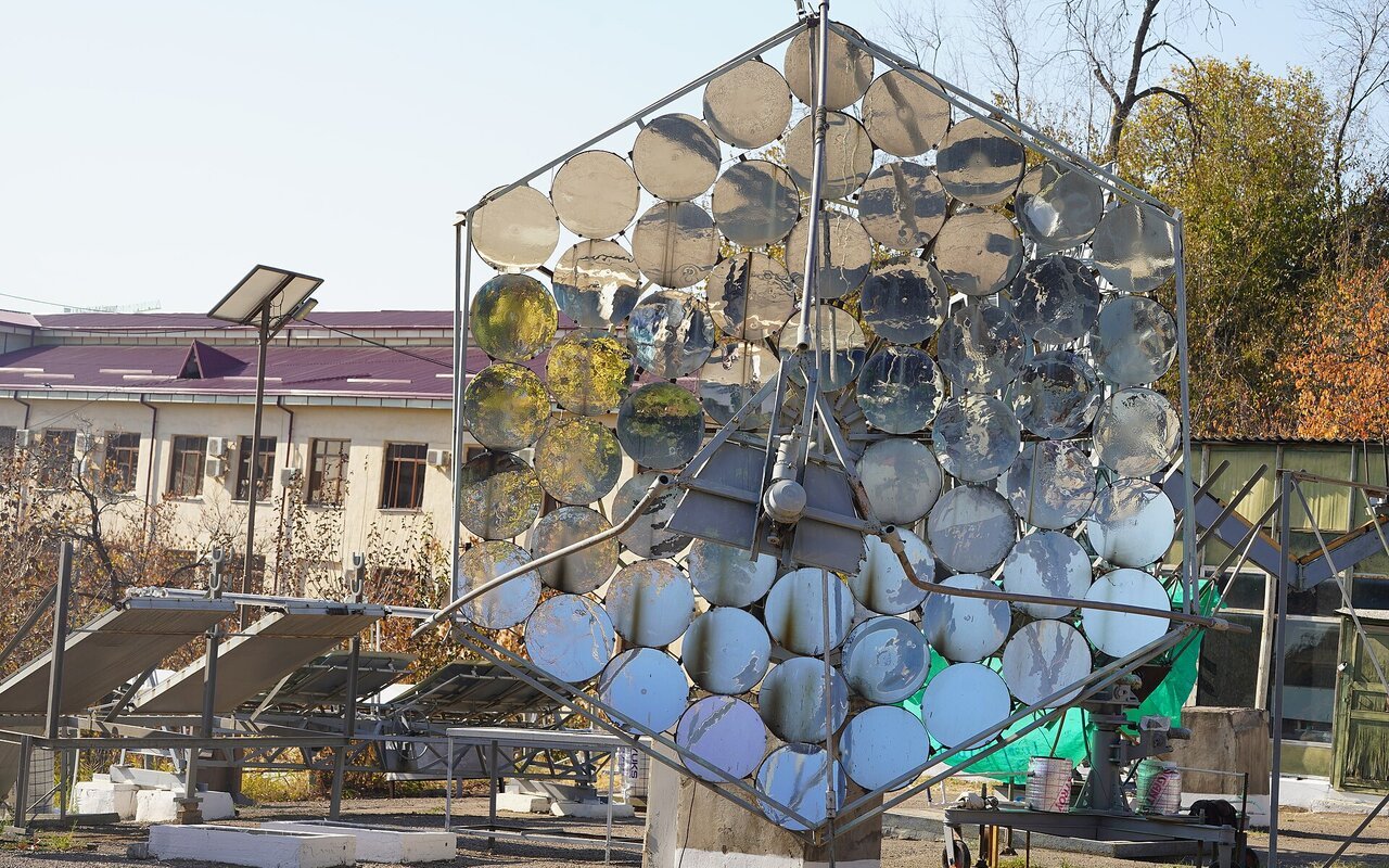 Concentrateur solaire à miroirs paraboliques utilisé à des fins expérimentales