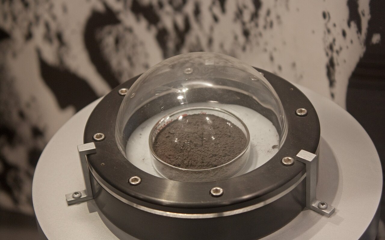 Échantillon de régolithe lunaire collecté par la mission Apollo 17, exposé au musée.