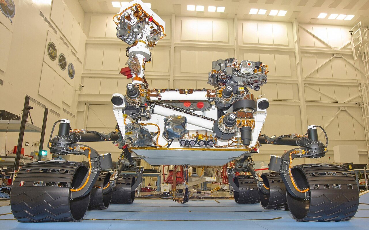 Rover Curiosity en test de mobilité dans l'installation d'assemblage de vaisseaux spatiaux du JPL