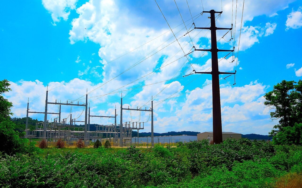 Sous-station électrique haute tension avec transformateurs et équipements