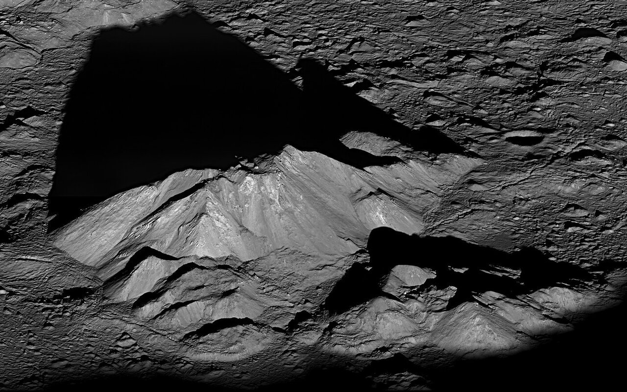 Le pic central du cratère Tycho projetant une longue ombre sur la surface lunaire