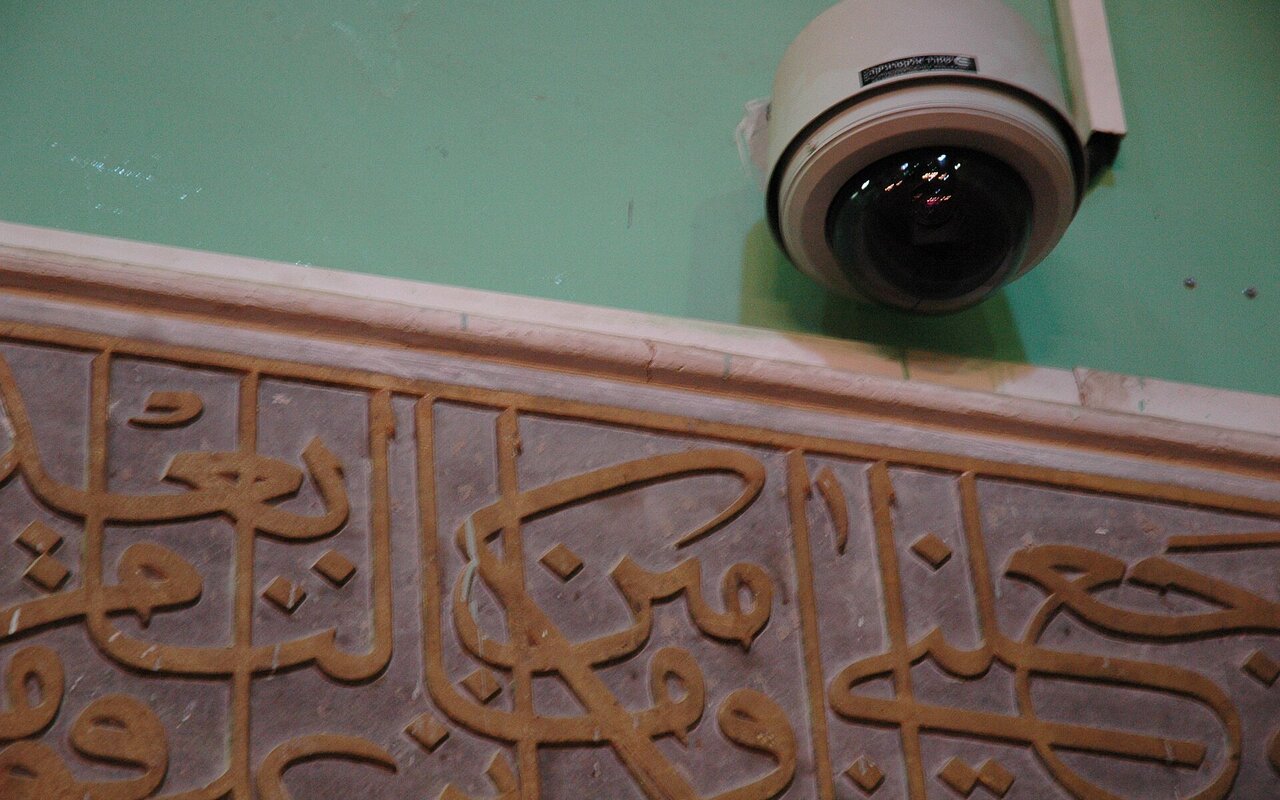 Caméra de surveillance montée à l'intérieur d'un édifice religieux