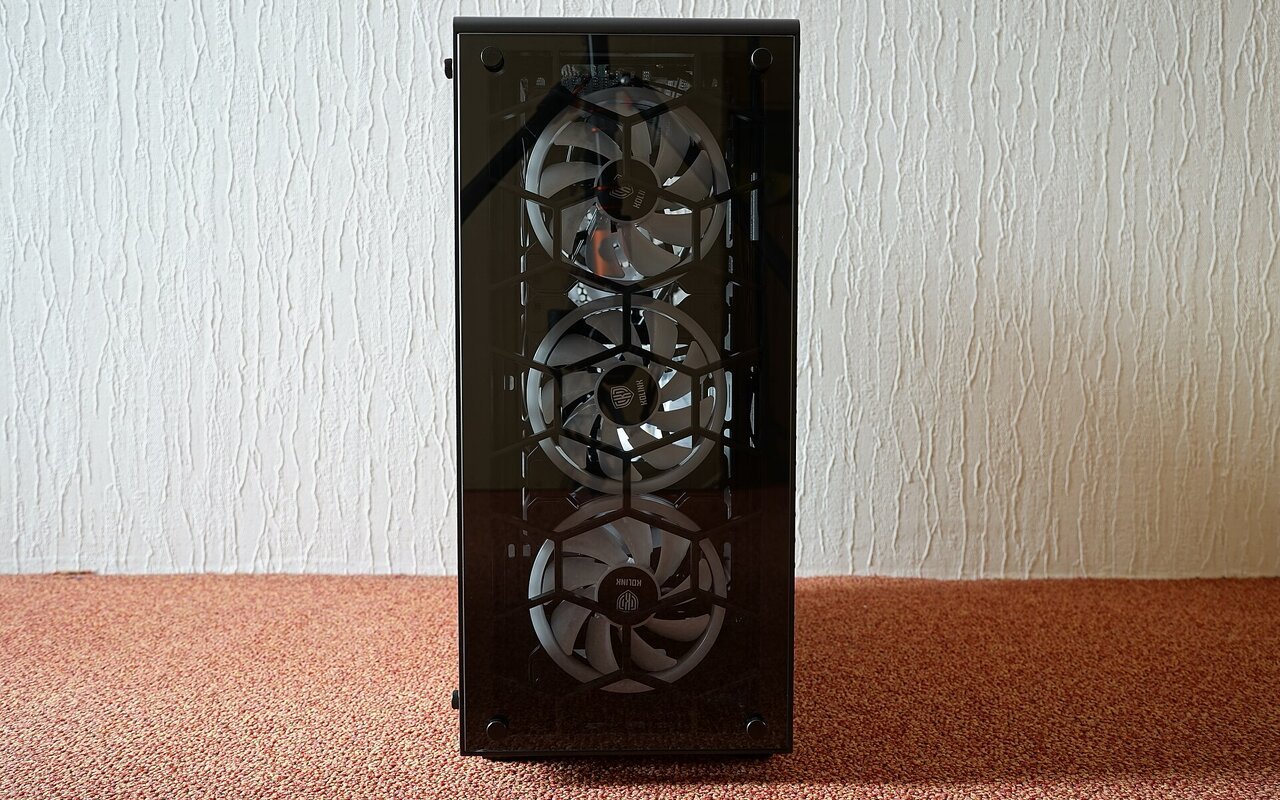 Boîtier PC de bureau avec façade en verre teinté, design tour midi moderne