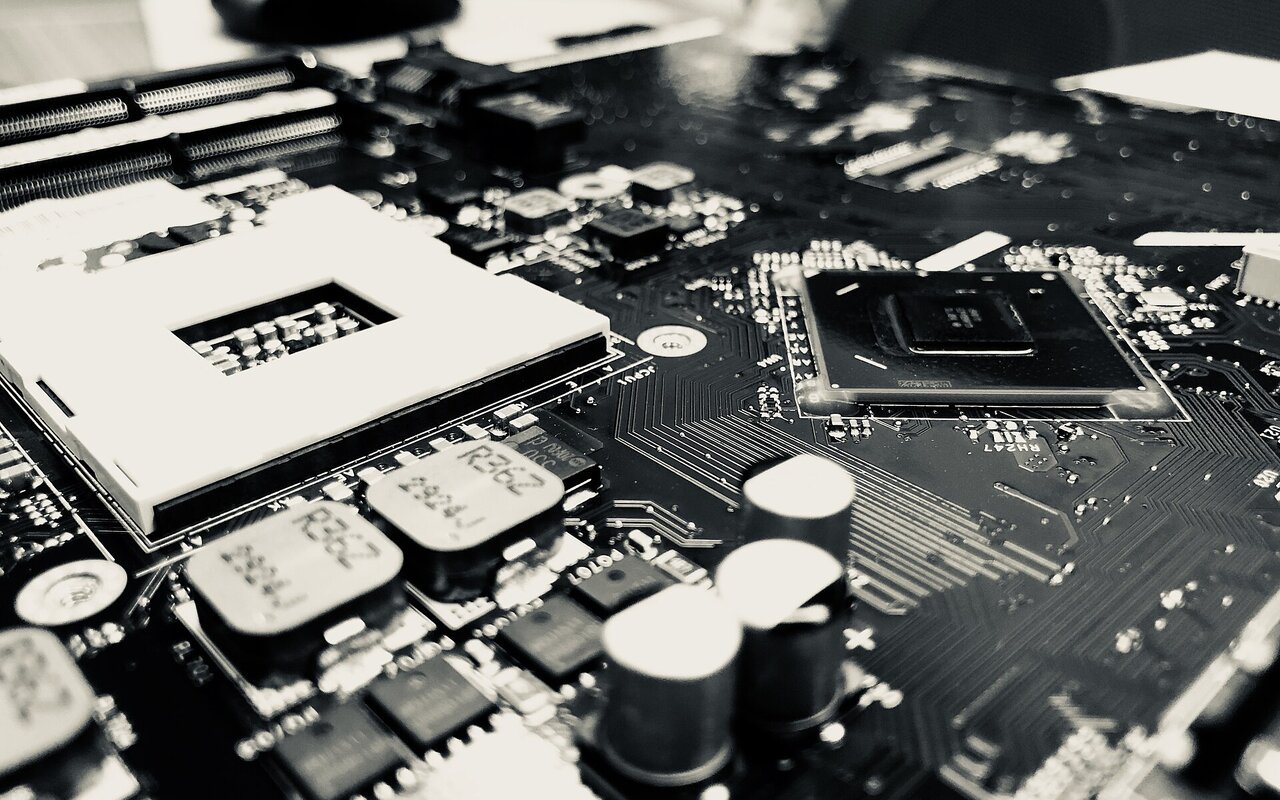 Circuits imprimés en noir et blanc montrant des connexions électroniques complexes