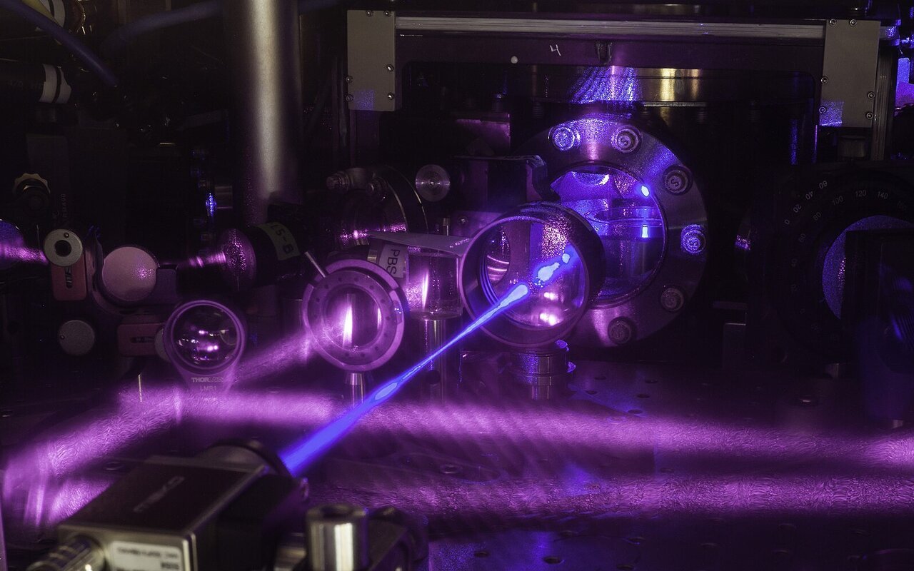Horloge atomique quantique du JILA avec grille de lumière laser et équipements optiques sur table