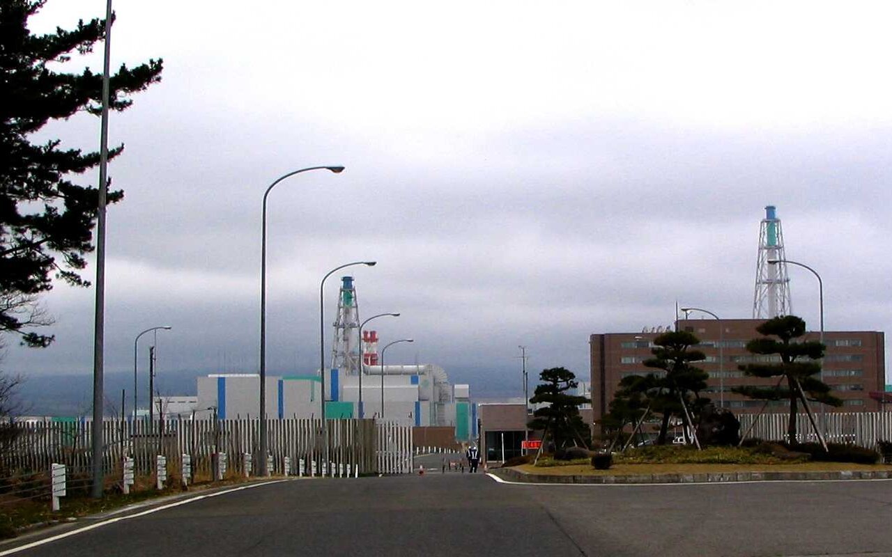 Portail d'entrée principal de l'usine de retraitement de Rokkasho au Japon