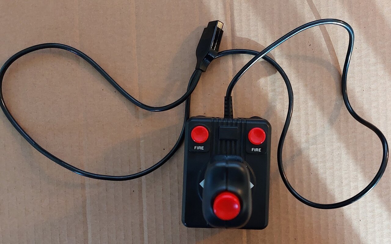 Joystick RGA International Video Controller RGA-1250 pour Atari 2600 photographié de haut